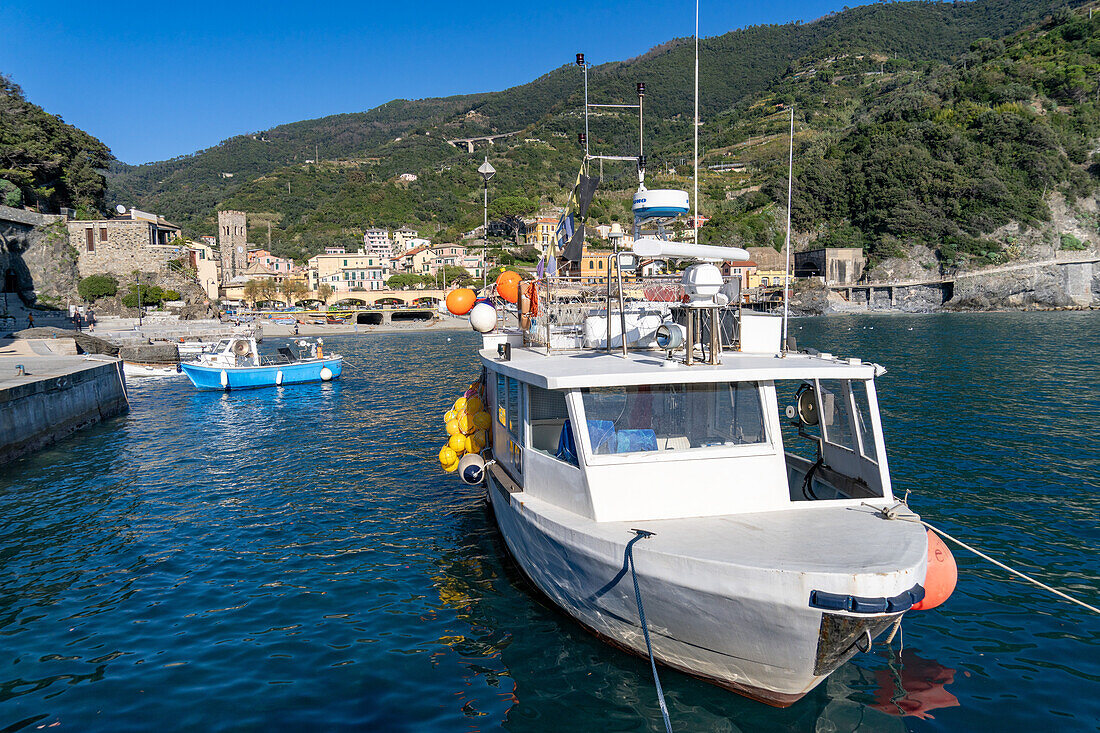 Ein Fischerboot im Hafen von Monterosso al Mare, Cinque Terre, Italien.