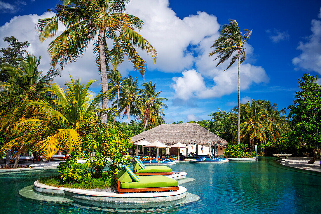 Swimmingpool des Luxushotels Six Senses Laamu maldives luxury resort villas, Laamu Atoll Region Malediven