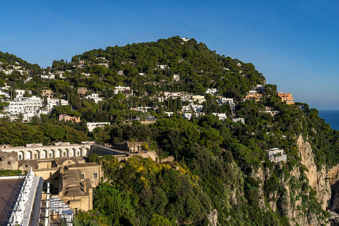 Die Stadt Capri auf den Klippen über dem Tyrrhenischen Meer auf der Insel Capri, Italien.