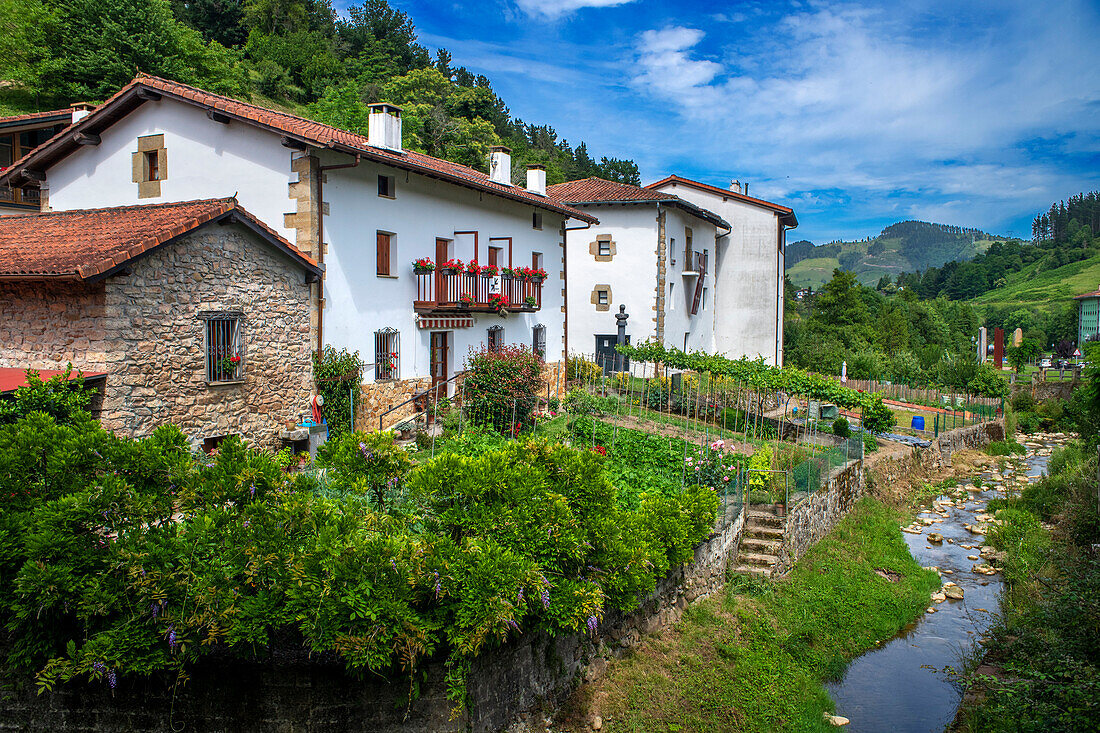 Malerisches Dorf Ziortza Bolivar (Bolibar) oder Puebla de Bolivar (Puebla de Bolibar), Geburtsort von Simon Bolivar in der Provinz Vizcaya (Bizkaia), Baskenland, Euskadi, Spanien.