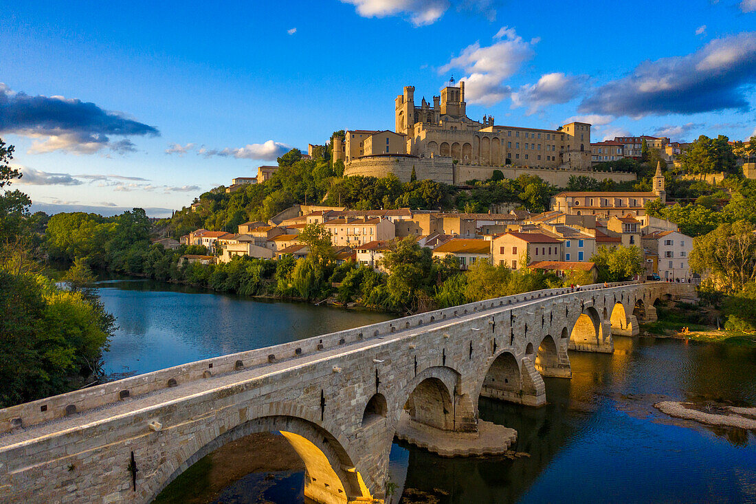 Luftaufnahme der Kathedrale Saint Nazaire, Pont Vieux, Beziers, Languedoc, Frankreich, Languedoc Roussillon