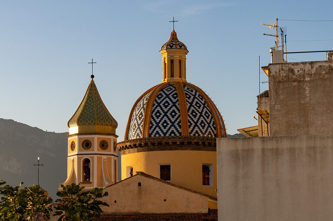 Goldenes Licht bei Sonnenuntergang auf dem Glockenturm und der Kuppel der Kirche San Gennaro in Vettica Maggiore, Praiano, Italien.