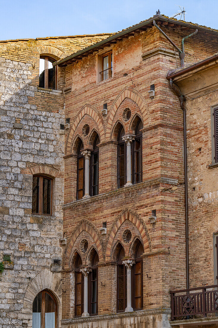 Palazzo Tortoli auf der Piazza della Cisterna in der mittelalterlichen Stadt San Gimignano, Italien.