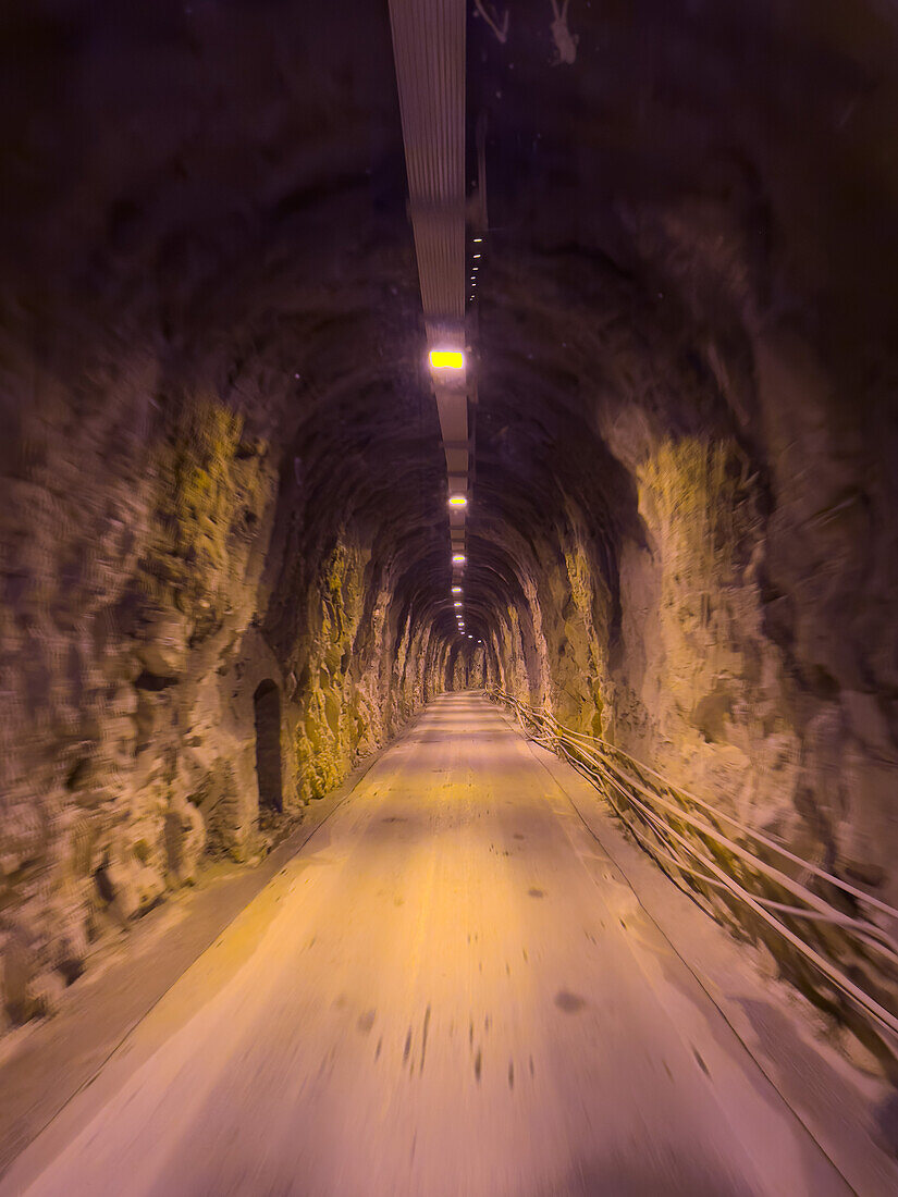 Fahrt durch einen Tunnel durch den Marmorsteinbruch in Carrara, Italien, nach einer Steinbruchtour.