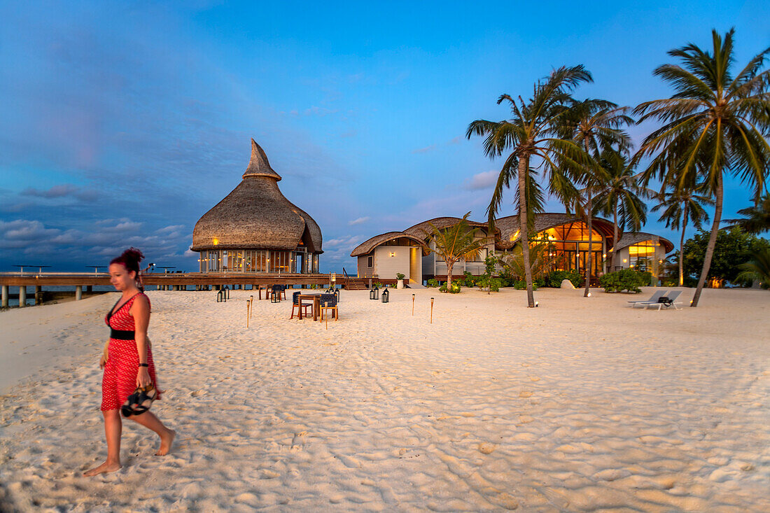 Strand des Outrigger Maldives Maafushivaru Luxusresorts, South Ari Atoll Region Malediven