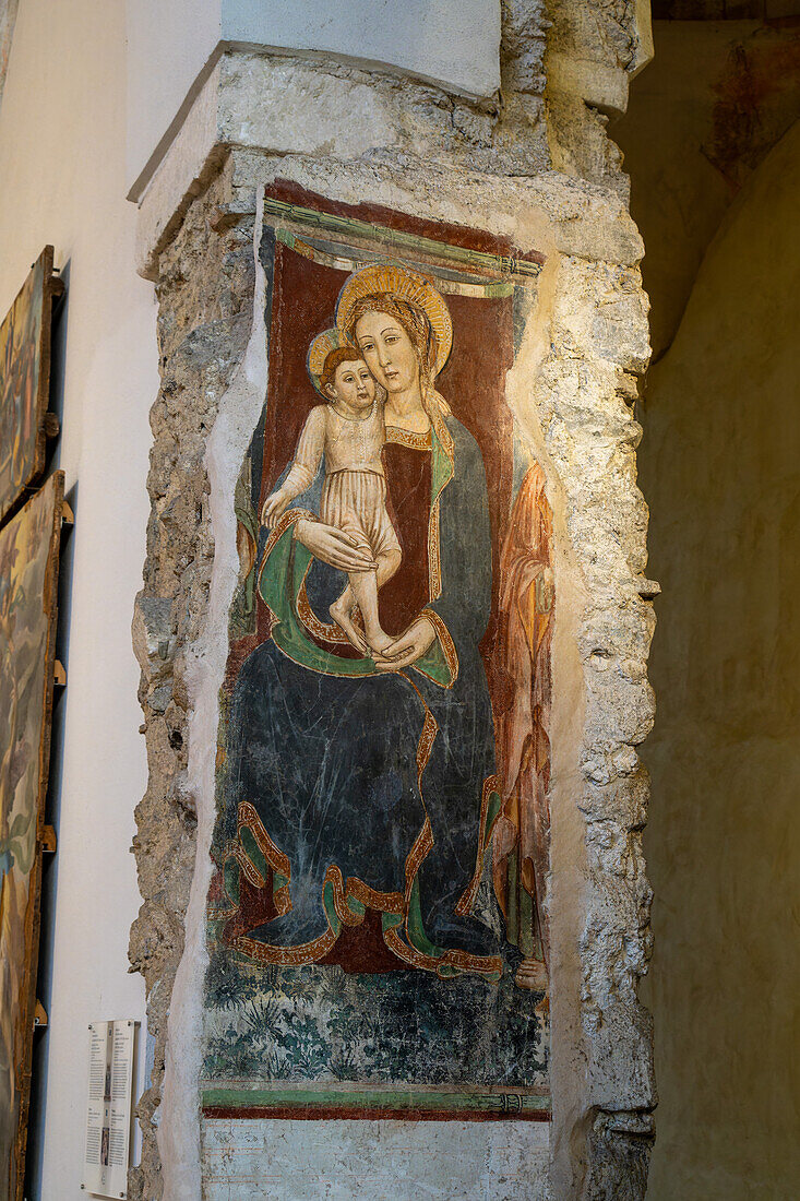 Ein Fresko der Madonna mit Kind im Diözesanmuseum von Amalfi, Italien. Dieses Museum ist in der Basilika des Kruzifixes untergebracht, die an den Dom von Amalfi angrenzt.