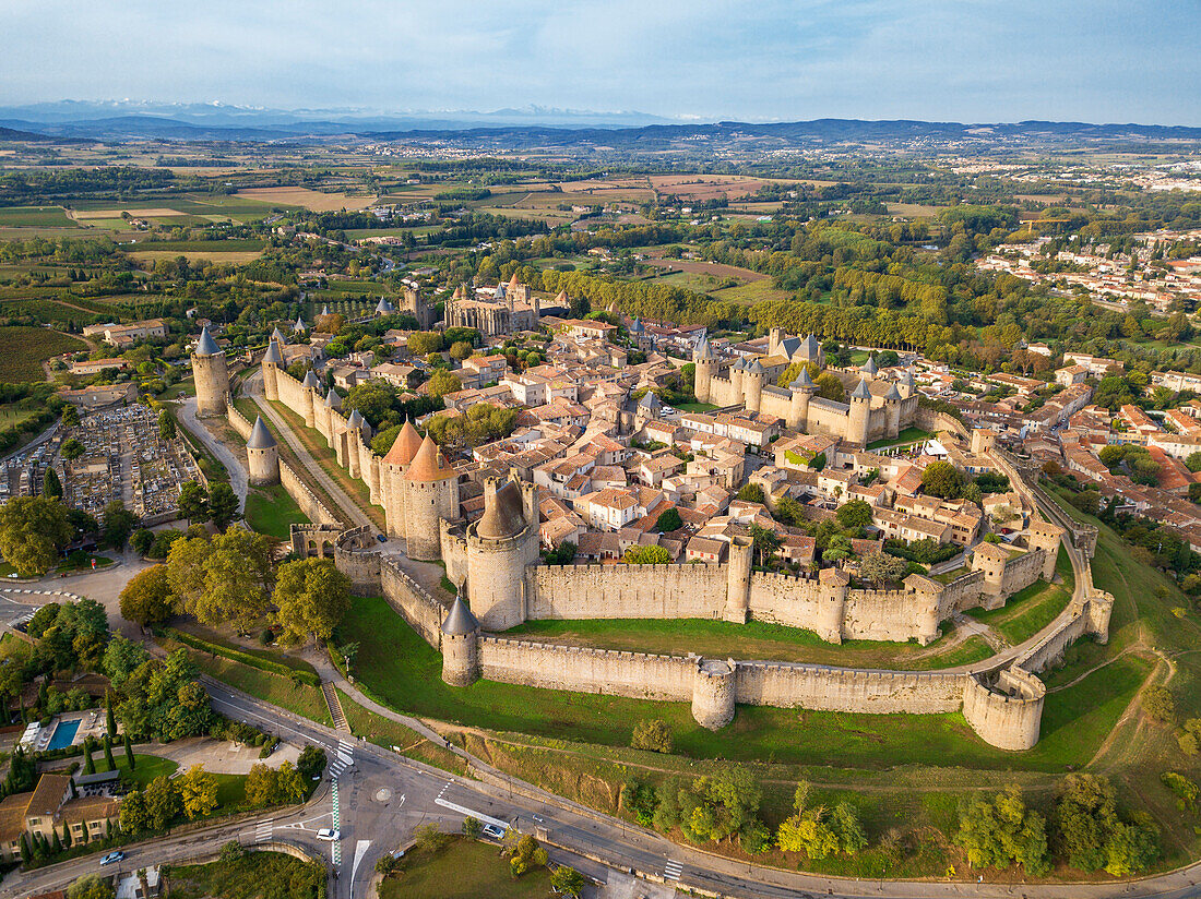 Luftaufnahme der Cite de Carcassonne, einer mittelalterlichen, auf einem Hügel gelegenen Zitadelle in der französischen Stadt Carcassonne, Aude, Okzitanien, Frankreich.