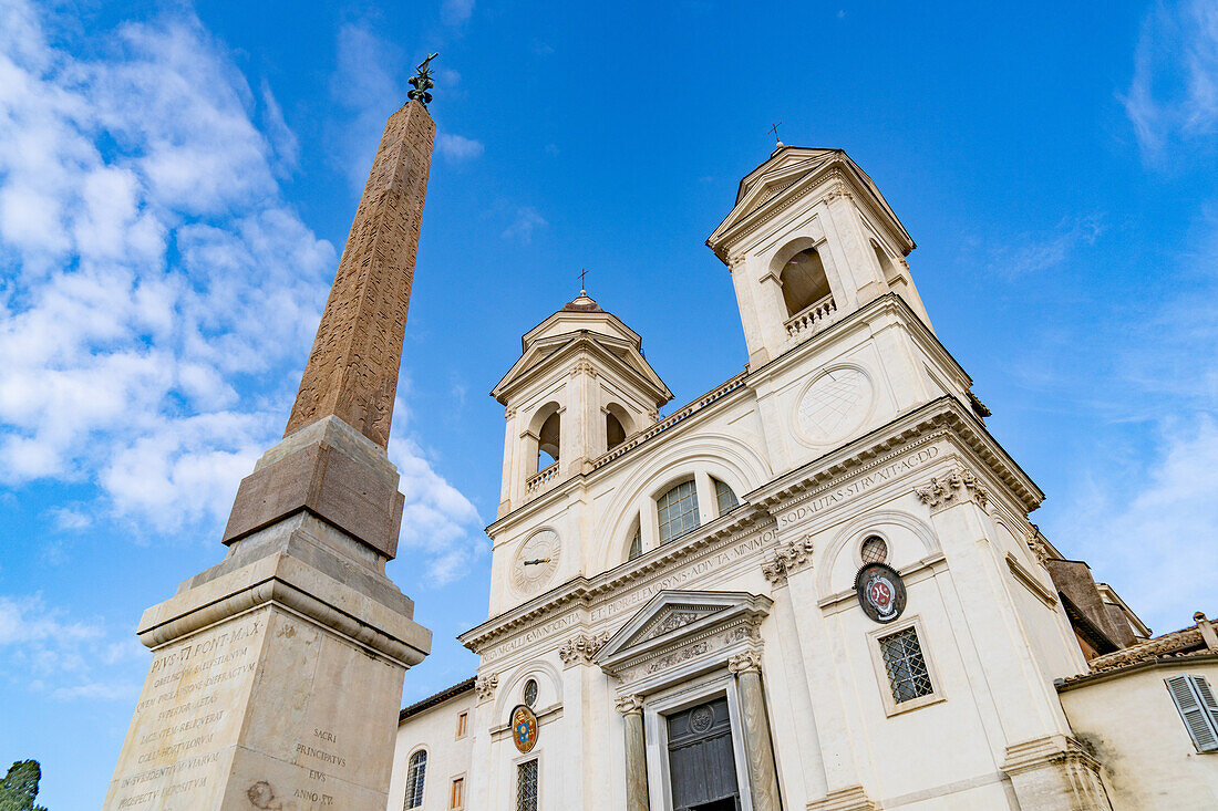 Der Obelisk von Sallustiano und die Kirche Trinita dei Monti auf der Piazza Trinita dei Monti in Rom, Italien.