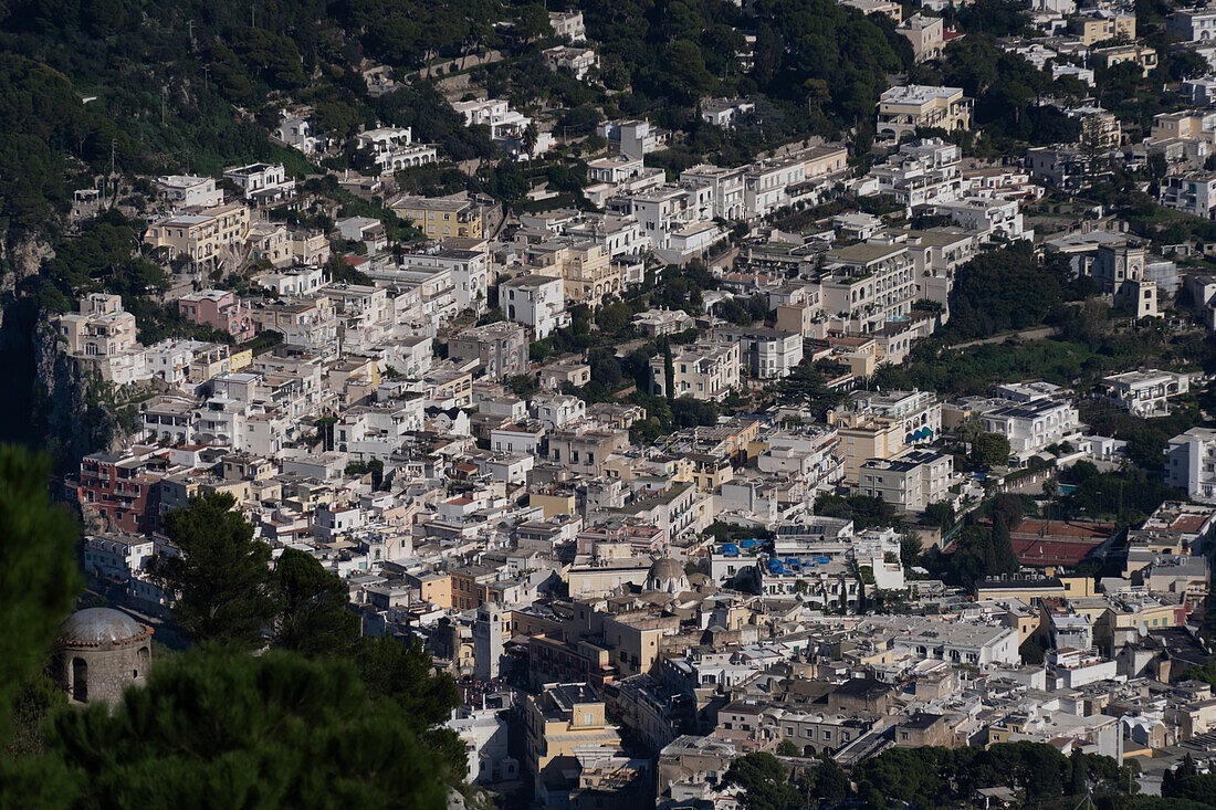 Die Stadt Capri von einem Aussichtspunkt auf dem Monte Solaro auf der Insel Capri, Italien.