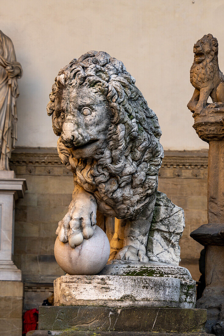 Statue eines Medici-Löwen von Flaminio Vacca, auf der Piazza della Signoria, Florenz, Italien.