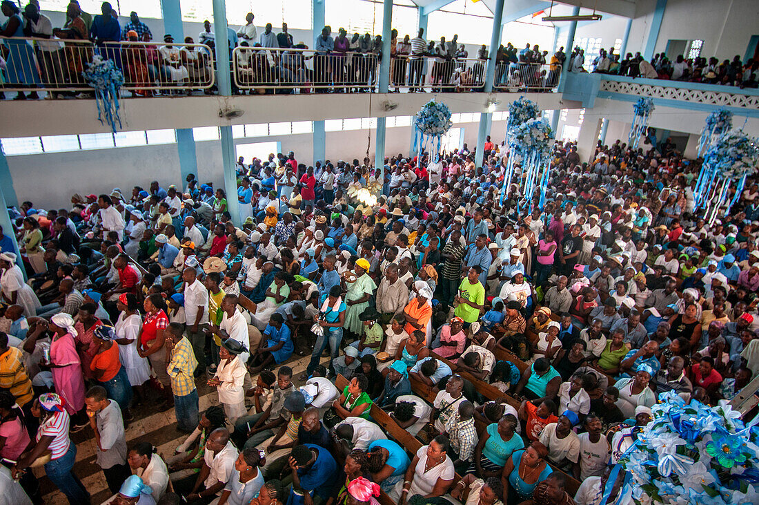 Im Inneren der Kirche Unserer Lieben Frau vom Berge Karmel. Haiti Voodoo-Festival in Saut d'Eau, in Saut d'Eau, Ville Bonheur, Haiti. Tausende von Vodou- und katholischen Anhängern versammelten sich unter dem Wasserfall von Saut d'Eau in Haiti. Die Wallfahrt, die sowohl von Voodou-Anhängern als auch von Katholiken unternommen wird, hat ihren Ursprung in der Sichtung des Bildes der Jungfrau Maria auf einem Palmblatt in der Nähe des Wasserfalls vor einem halben Jahrhundert. Der Katholizismus und die Voodou-Praktiken sind in ihrer haitianischen Form für immer miteinander verwoben. Das Erscheinen 