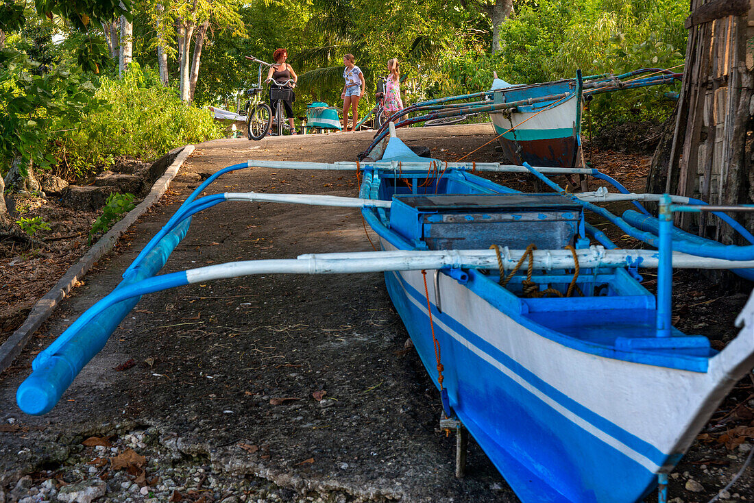 Touristen und Fischerboote auf der Insel Sipaway, San Carlos City, Negros Occidental, Philippinen