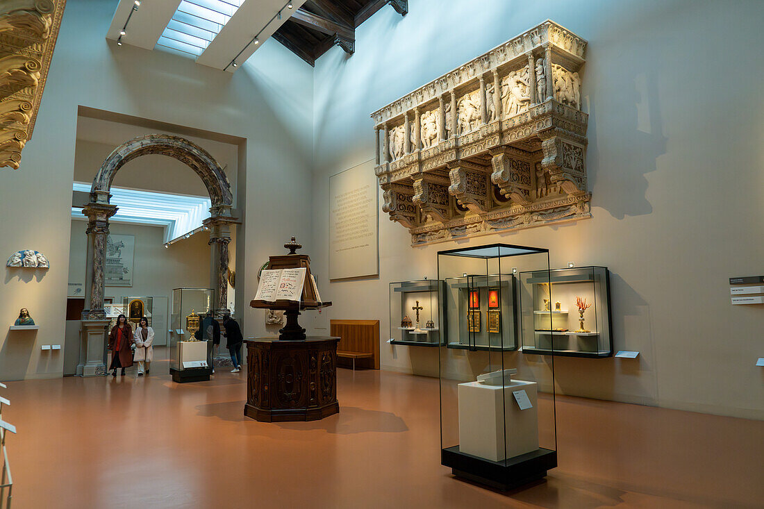 Touristen in der Halle der Chöre oder Sala delle Cantorie im Dommuseum in Florenz, Italien.