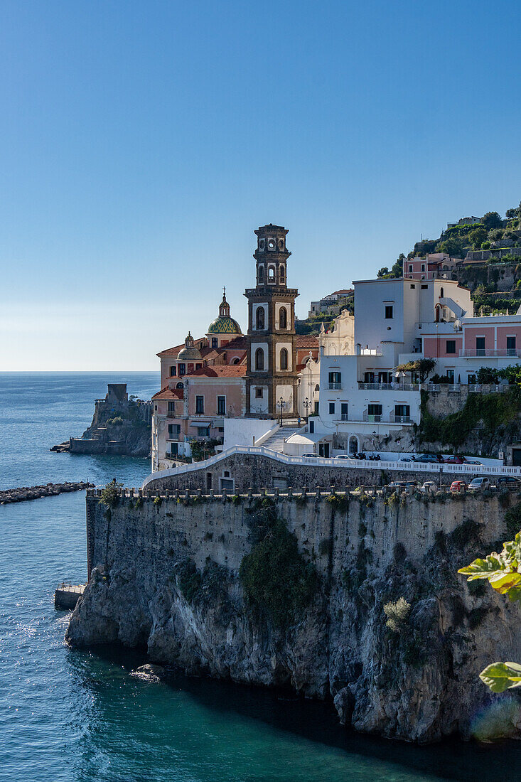 Die Stiftskirche Santa Maria Maddalena in der Stadt Atrani an der Amalfiküste in Italien.