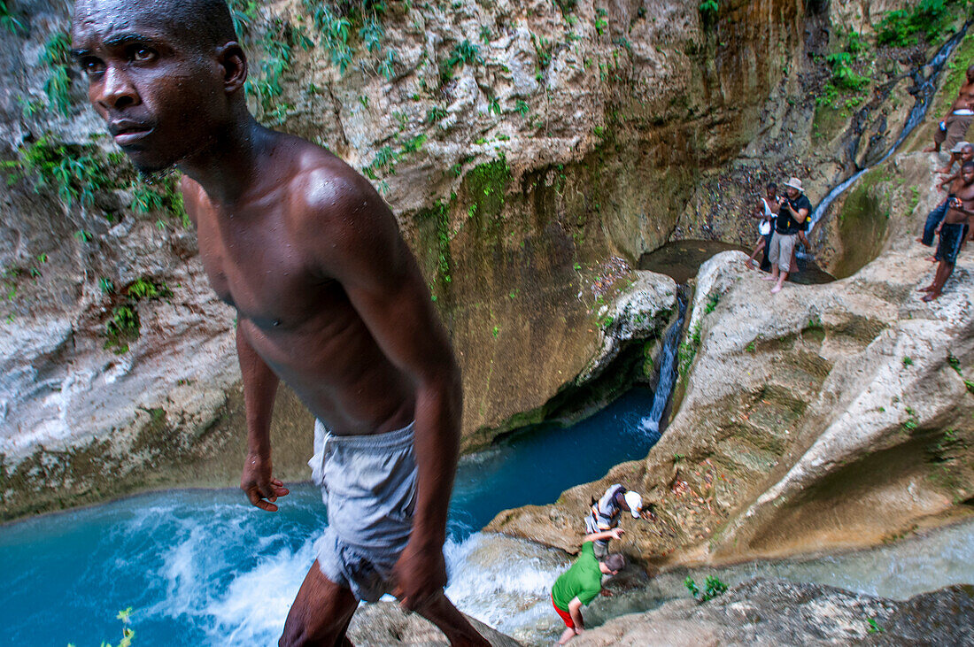 Erkundung des kobaltblauen Wassers des Wasserfalls Bassin Bleu, der sich aus Bassin Yes, Bassin Palmiste und Bassin Clair zusammensetzt, Maire de Jacmel, Jacmel, Haiti