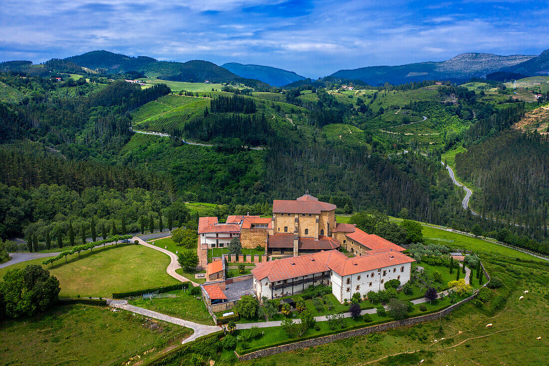 Luftaufnahme Ziortza-Bolibar, Kloster Zenarruza auf dem Camino del Norte, spanischer Pilgerweg nach Santiago de Compostela, UNESCO-Weltkulturerbe, Baskenland Euskadi, Spanien