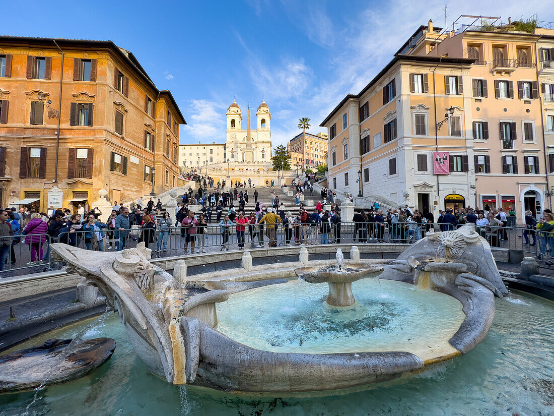 Der Obelisk von Sallustiano und die Kirche Trinita dei Monti auf der Spanischen Treppe in Rom, Italien. Davor befindet sich der Bootsbrunnen oder Fontana della Barcaccia.