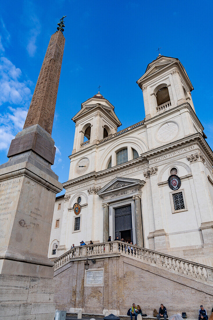 Der Obelisk von Sallustiano und die Kirche Trinita dei Monti auf der Piazza Trinita dei Monti in Rom, Italien.