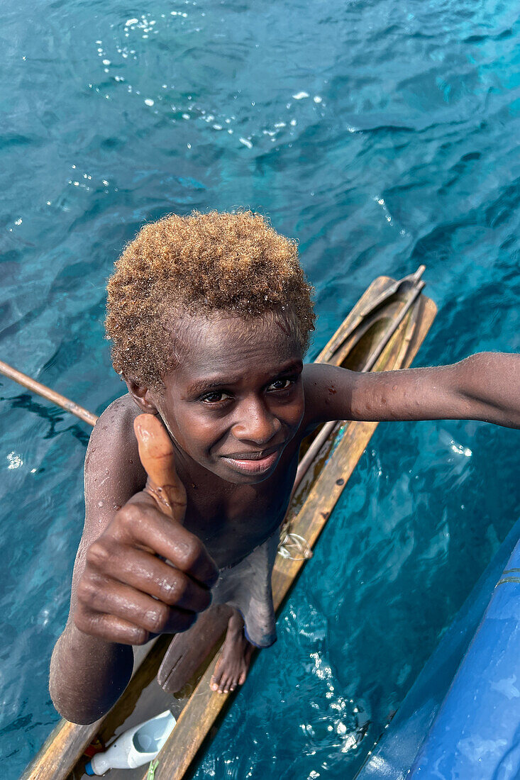 Bewohner der Insel Tungelo in ihren traditionellen Einbäumen, Provinz Neuirland, Papua-Neuguinea