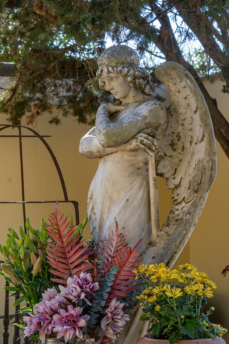 Eine Engelsstatue auf einem Grab auf einem Friedhof in Anacapri auf der Insel Capri, Italien.