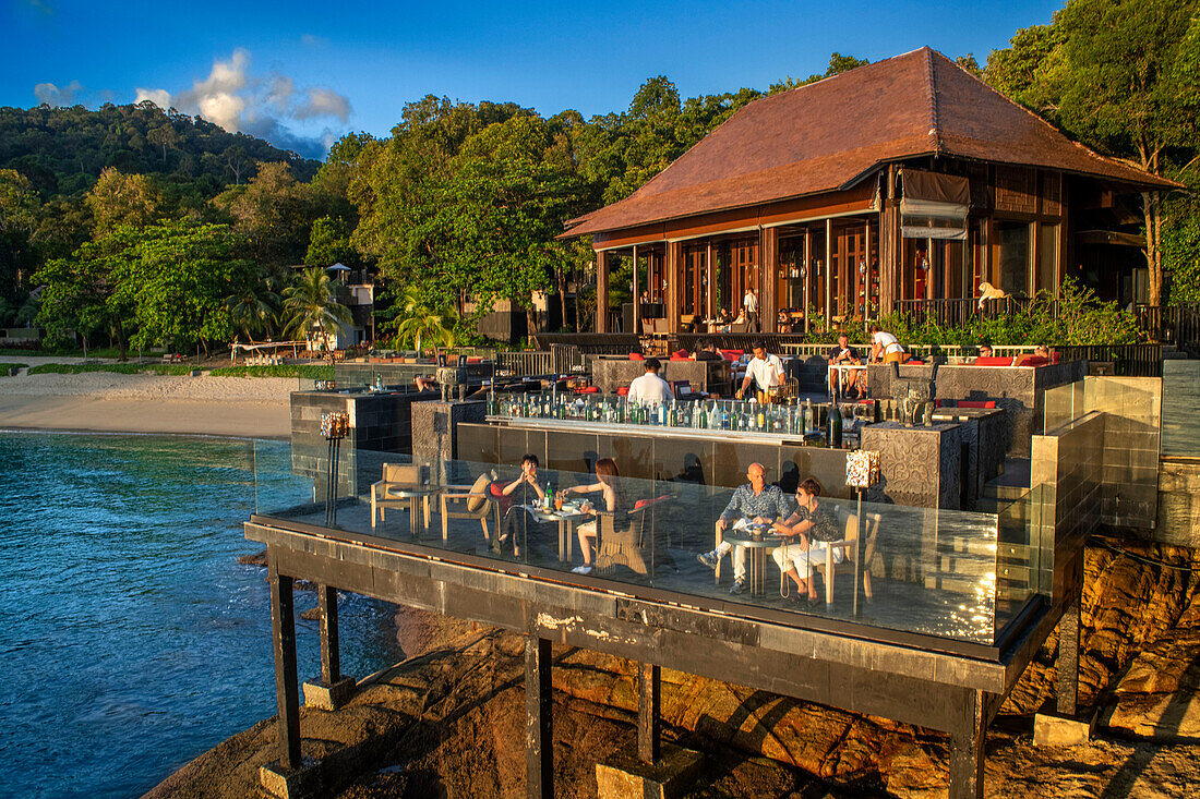 Sonnenuntergang am Strand Grillbar und Restaurant des Luxushotels The Ritz-Carlton Langkawi in Langkawi, Malaysia.