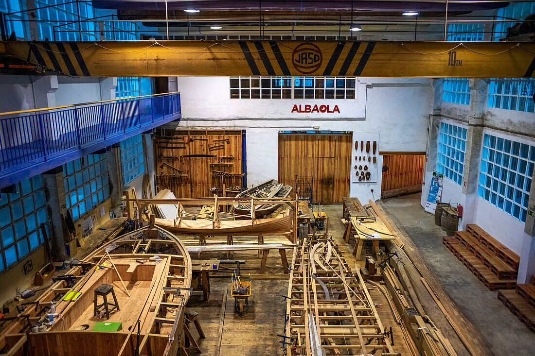 Albaola-Museum, Rekonstruktion eines historischen Walfangboots im baskischen Hafen von Pasaia, Gipuzkoa, Spanien.