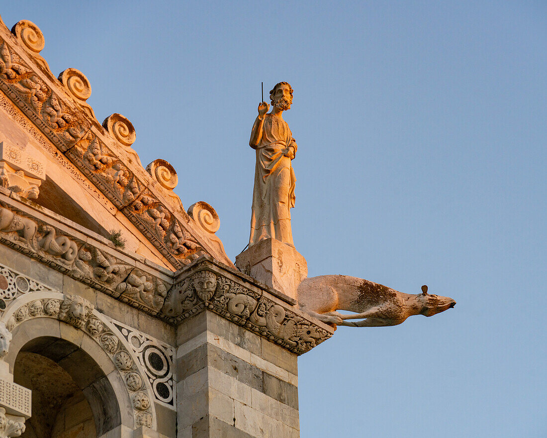 Einer der vier Evangelisten an der Ecke der Westfassade des Doms von Pisa. Pisa, Italien.