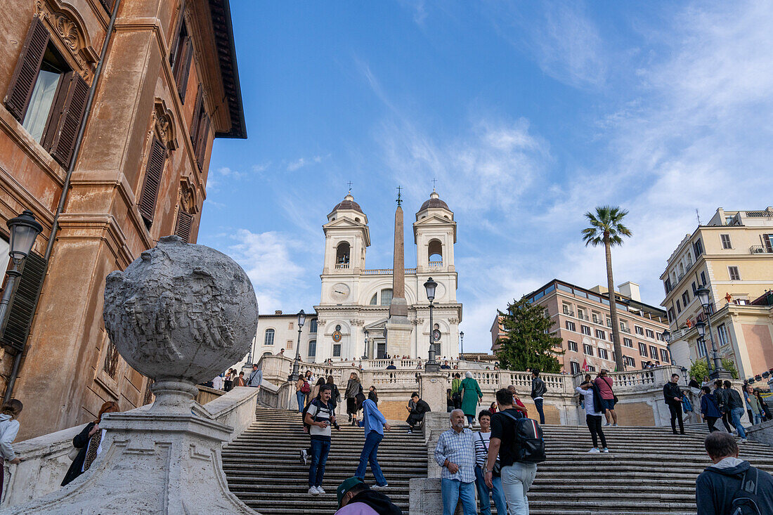 Der Obelisk Sallustiano und die Kirche Trinita dei Monti auf der Spanischen Treppe in Rom, Italien.