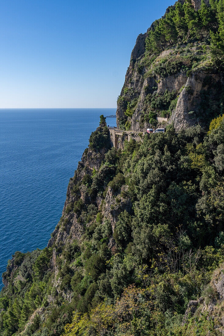 Die Straße der Amalfiküste an den Klippen der Halbinsel Sorrent in Italien am Golf von Salerno.