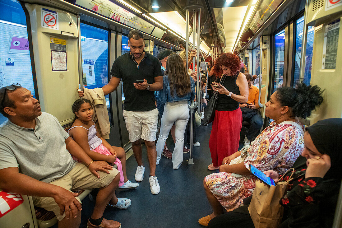 Fahrgäste in der Pariser Metro, Paris, Frankreich