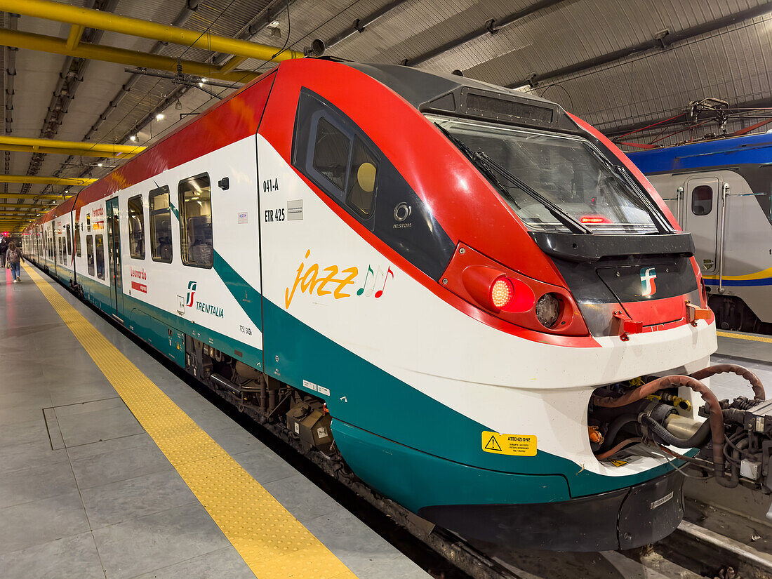 Der Leonardo Express, ein Zug zwischen Rom Termini und dem Flughafen Leonardo da Vinci in Fiumicino, Italien.