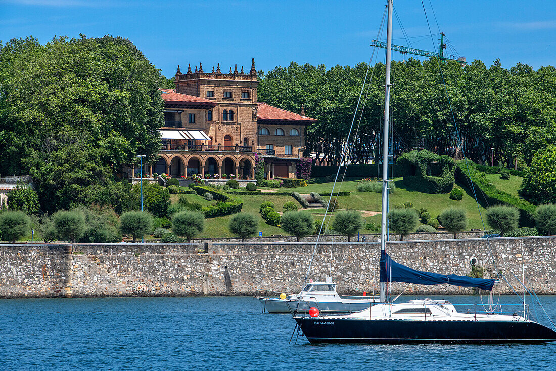 Luxuriöse Häuser und Paläste in Getxo von Guecho, in der Nähe des Strandes La Bola, Bizkaia, Provinz Bilbao, Baskenland, Euskadi, Spanien.