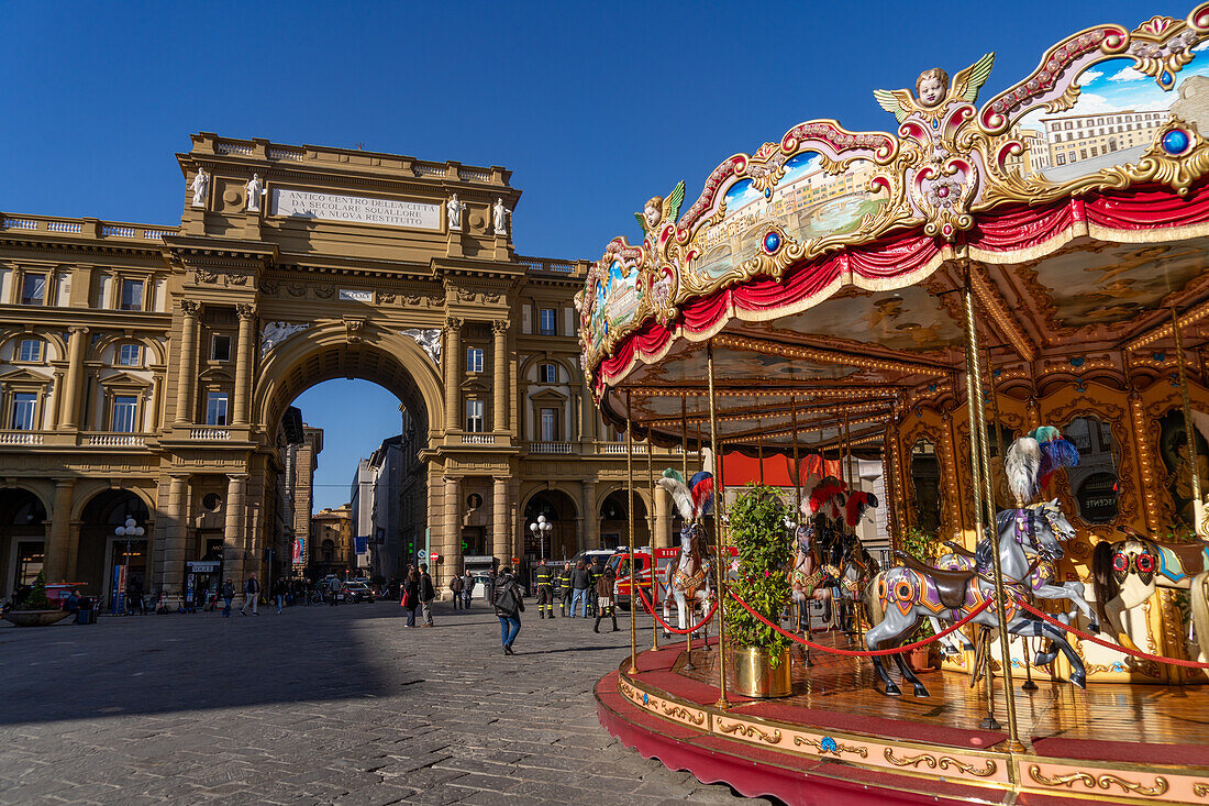 Das Karussell auf dem Platz der Republik oder Piazza della Repubblica in Florenz, Italien.