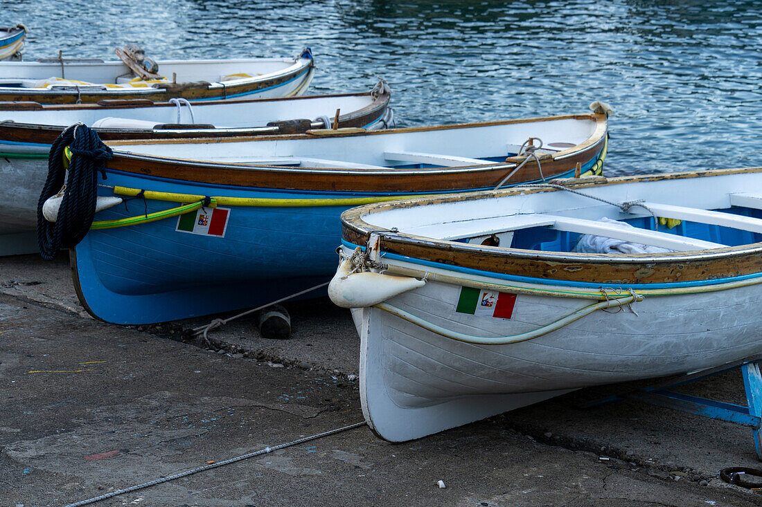 Ruderboote aus Holz, die im Hafen von Marina Grande auf der Insel Capri, Italien, an der Rampe festgemacht sind.