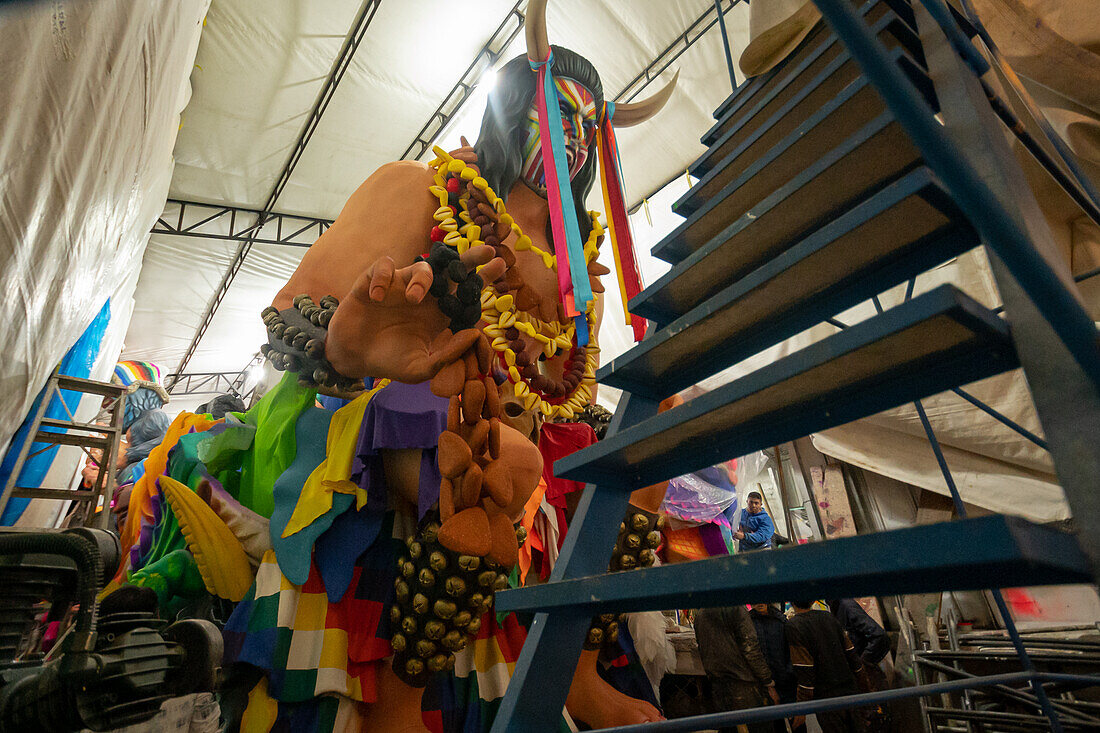 In the workshop, a few hours before the parade, artisan Michael Paz and his group of artisans carry out the assembly of the float entitled Tradition. This imposing work will be presented at the Great Parade of the Carnival of Whites and Blacks. Pasto, Nariño, Colombia. January 5, 2025.