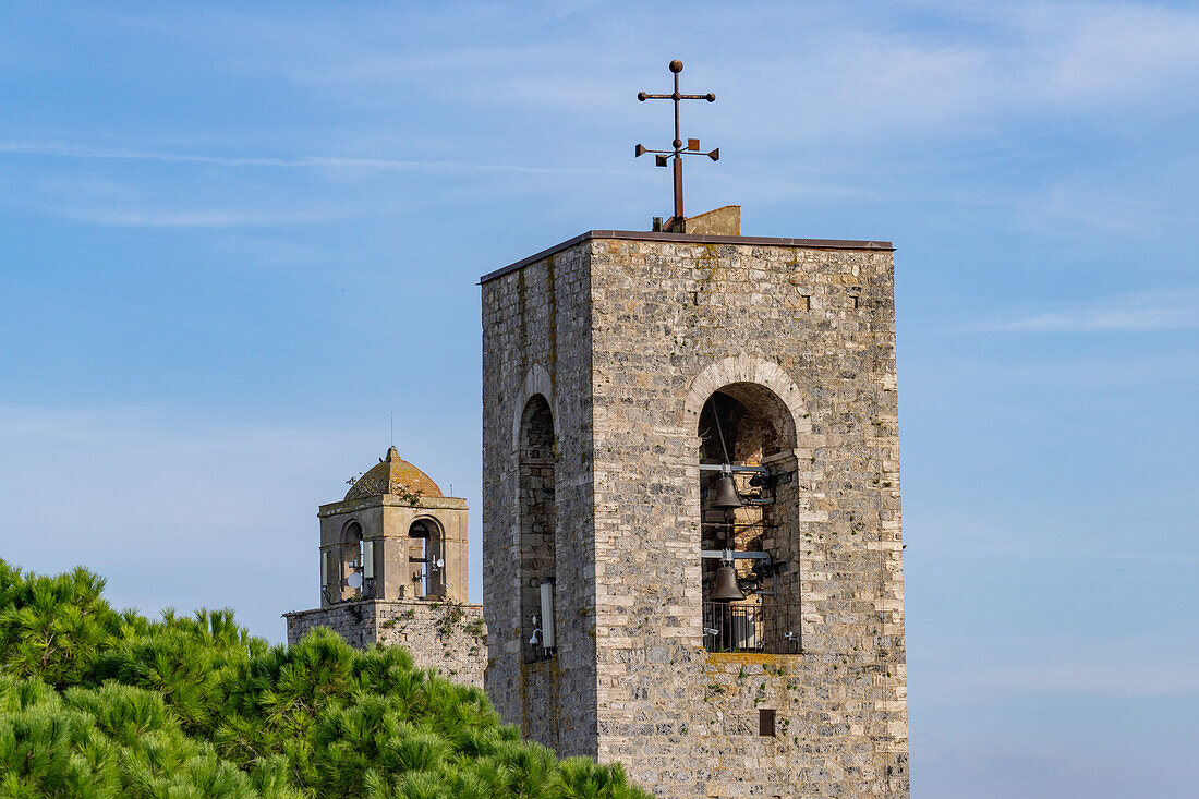 Der Campanile oder Glockenturm der Collegiata di Santa Maria Assunta in der mittelalterlichen Stadt Gimignano, Italien. Von der Galerie des Palazzo Comunale aus gesehen.