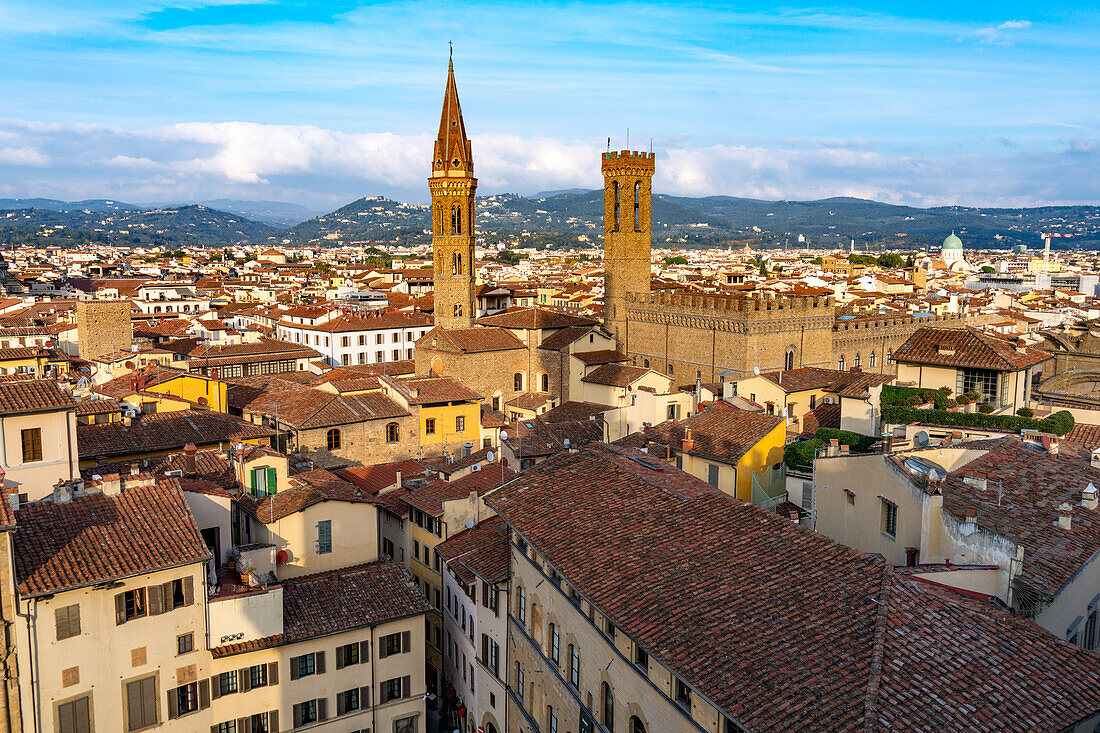 Blick auf die Türme der Badia Fiorentina und des Palazzo del Bargello vom Turm des Palazzo Vecchio in Florenz, Italien.