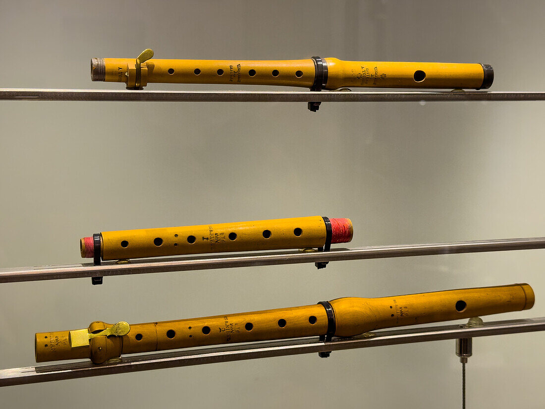 Zwei antike Piccoloflöten in der Galerie der Accademia in Florenz, Italien. Das untere Instrument wurde in Deutschland von Friedrich Gabriel August Kirst vor 1806 hergestellt. Das obere ist ein Piccolo in G, hergestellt in Turin von Vinatieri und Castlas um 1838.