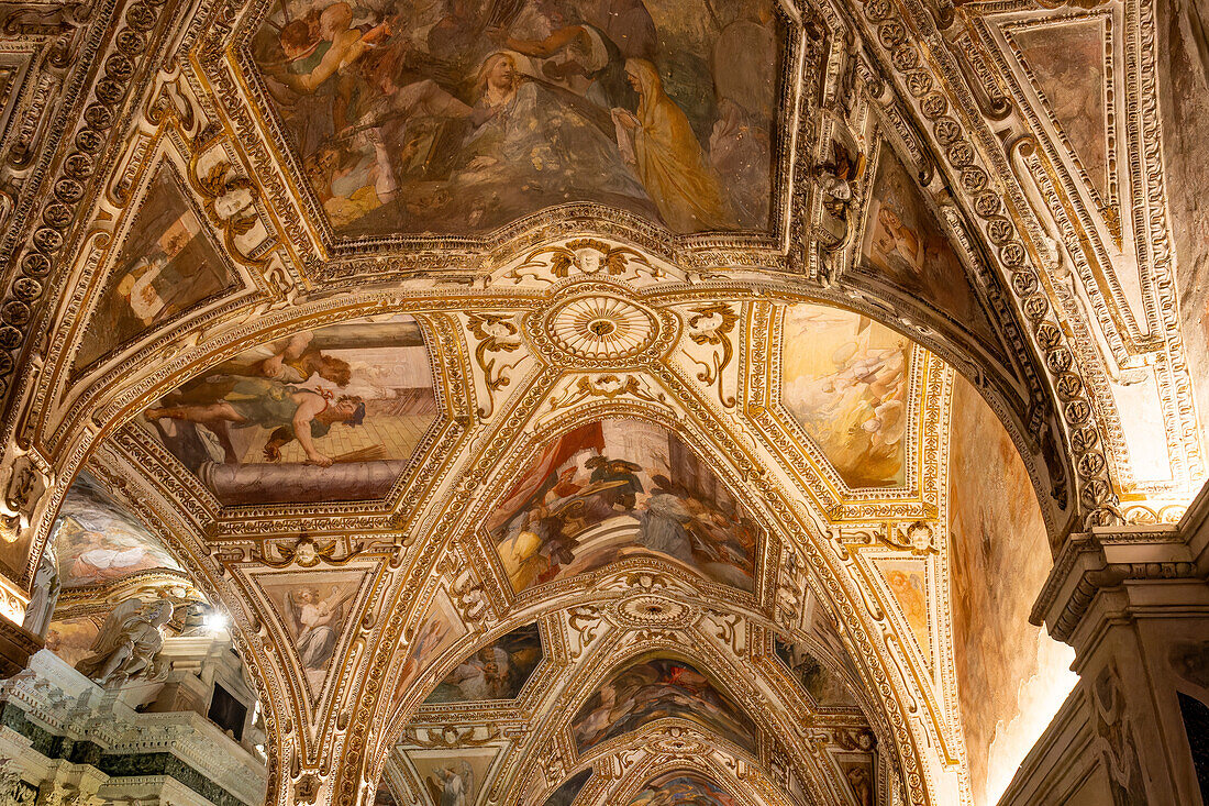 Verschnörkelte Decke der Krypta des Heiligen Andreas unterhalb des Doms von Amalfi, Amalfi, Italien.