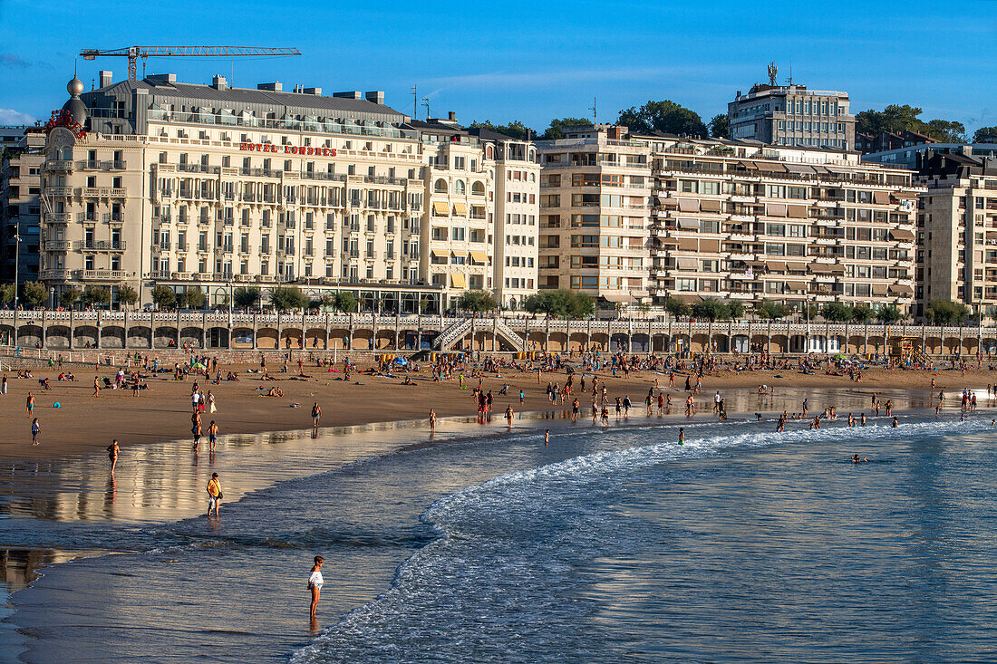 Landscape view over Playa de La Concha beach in San Sebastian, Gipuzkoa, Donostia San Sebastian city, north of Spain, Euskadi, Euskaerria, Spain. Hotel Londres (London) first building on right overlooking beach.