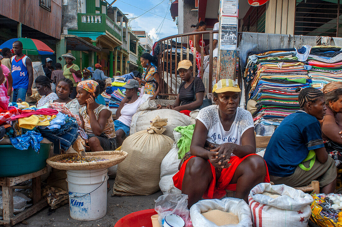 Lokaler Markt und Häuser in der historischen kolonialen Altstadt, Stadtzentrum von Jacmel, Haiti, Westindien, Karibik, Mittelamerika