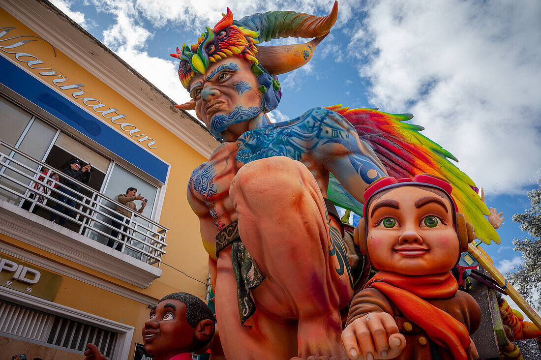 Murgas, individuelle Kostüme und majestätische Festwagen sorgen für ein unvergessliches Spektakel bei der großen Parade des schwarz-weißen Karnevals am 6. Januar in Pasto, Nariño, Kolumbien.