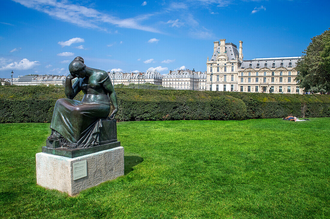 La Douleur, eine Bonze-Skulptur des Künstlers Aristide Maillol im Jardin Du Carrousel im Jardin des Tuileries im Zentrum von Paris, Frankreich.