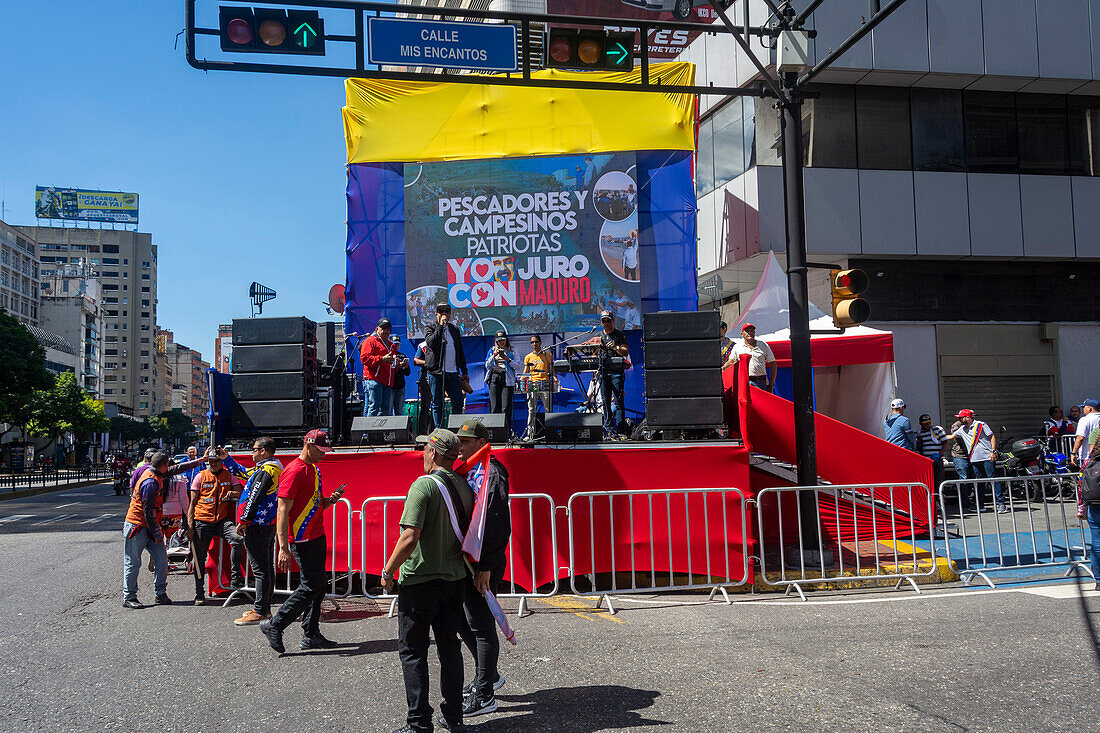 Supporters of Nicolas Maduro's government celebrate on their platforms, prior to the presidential swearing-in on January 10, 2025.