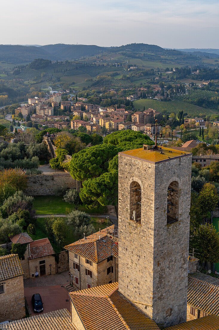 Der Campanile oder Glockenturm der Collegiata di Santa Maria Assunta in der mittelalterlichen Stadt Gimignano, Italien. Von der Galerie des Palazzo Comunale aus gesehen.