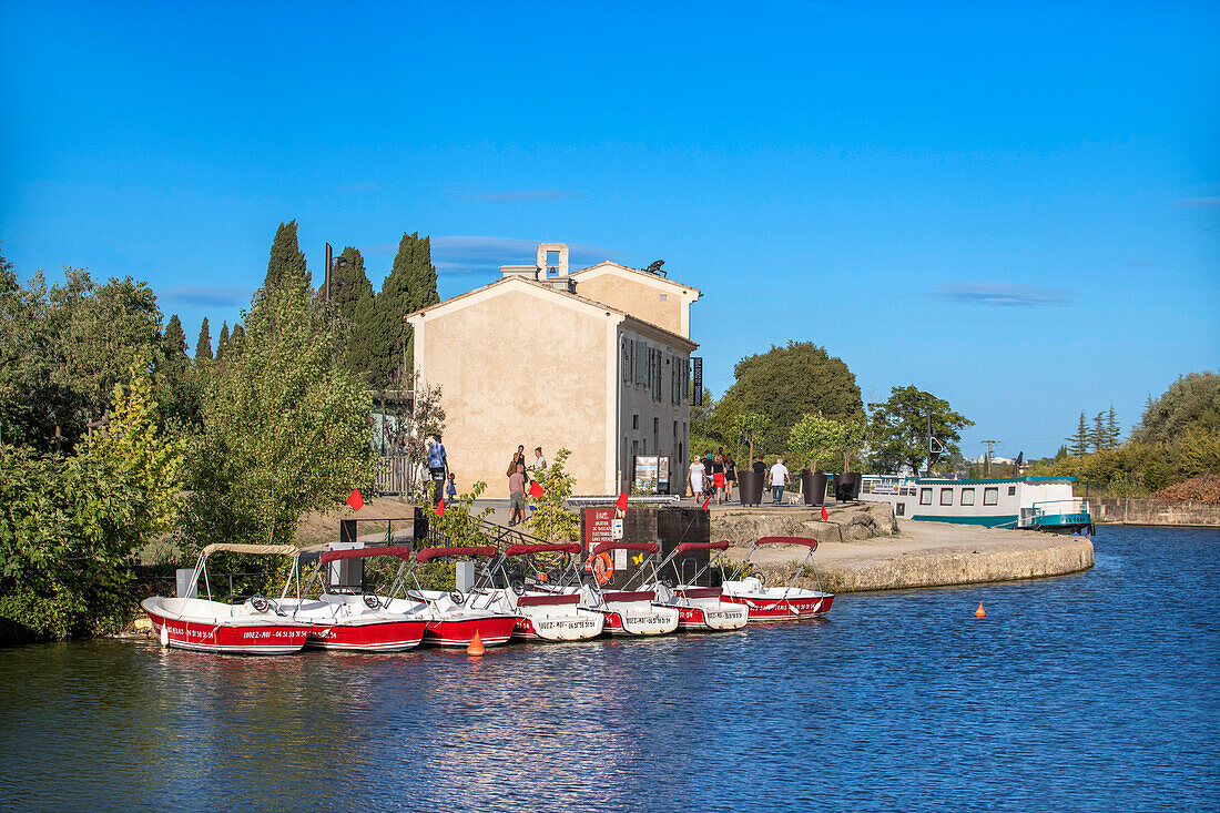 Canal du Midi bei Fonseranes, Beziers Aude Südfrankreich Südliche Wasserstraße Wasserstraßen Urlauber stehen Schlange für eine Bootsfahrt auf dem Fluss, Frankreich, Europa