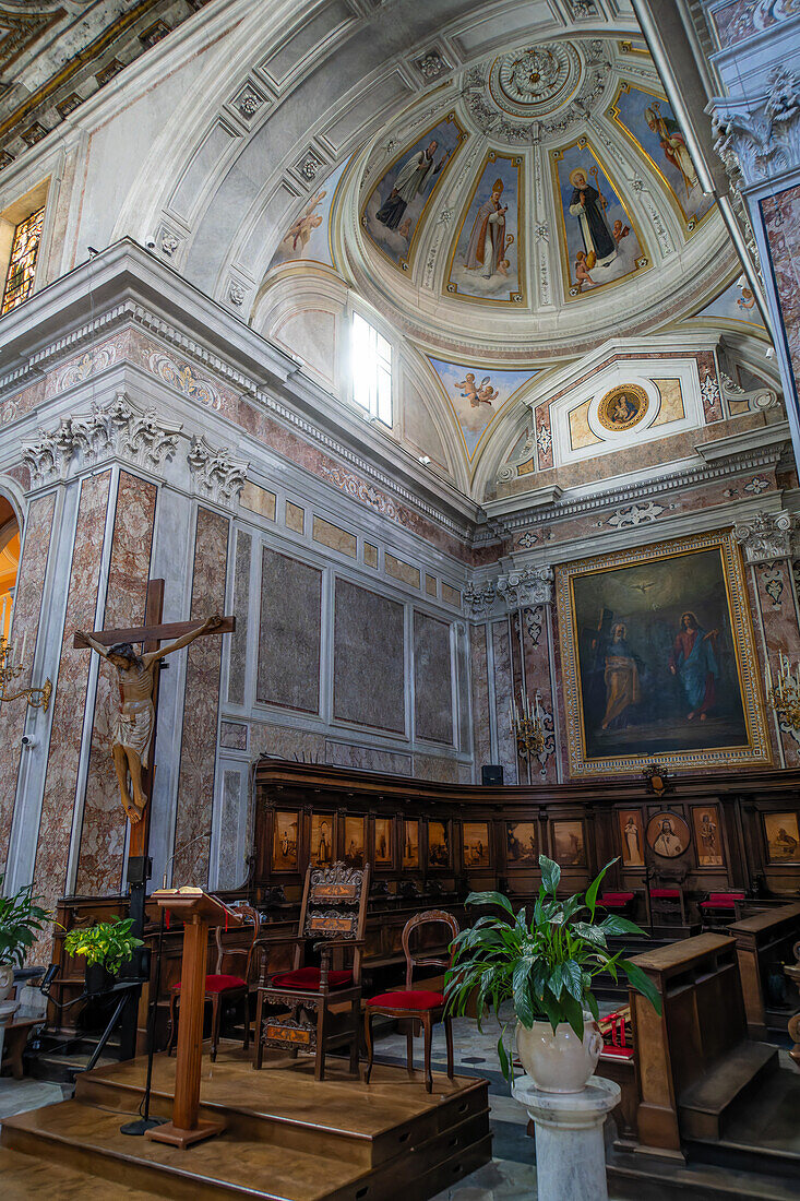 Der Hauptaltar der Kathedrale der Heiligen Philippus und Jakobus in Sorrent, Italien.