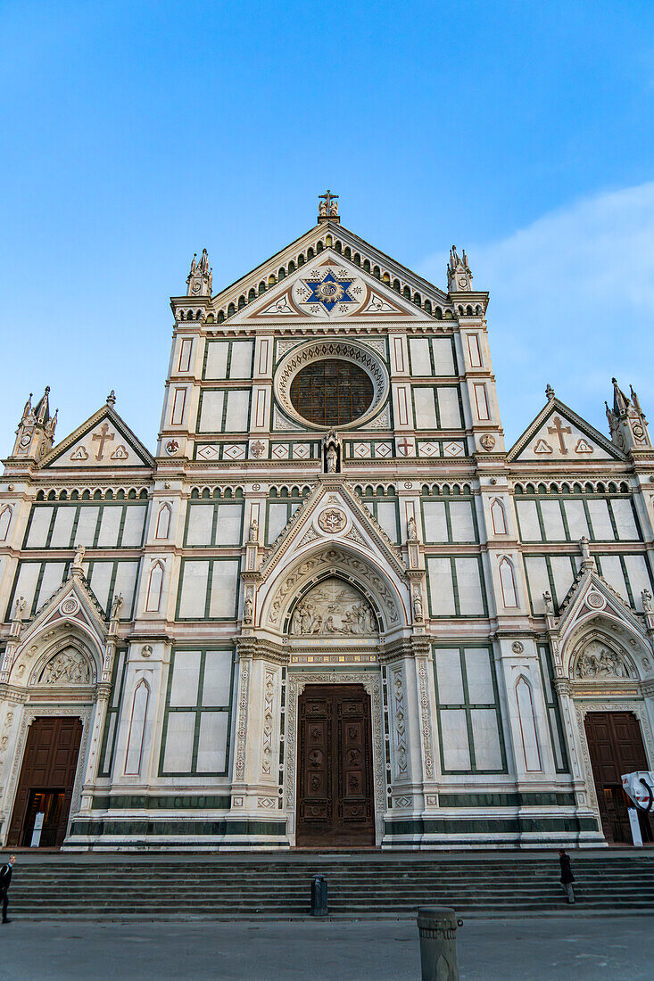 Die Fassade der Basilika Santa Croce oder Basilika des Heiligen Kreuzes in Florenz, Italien.