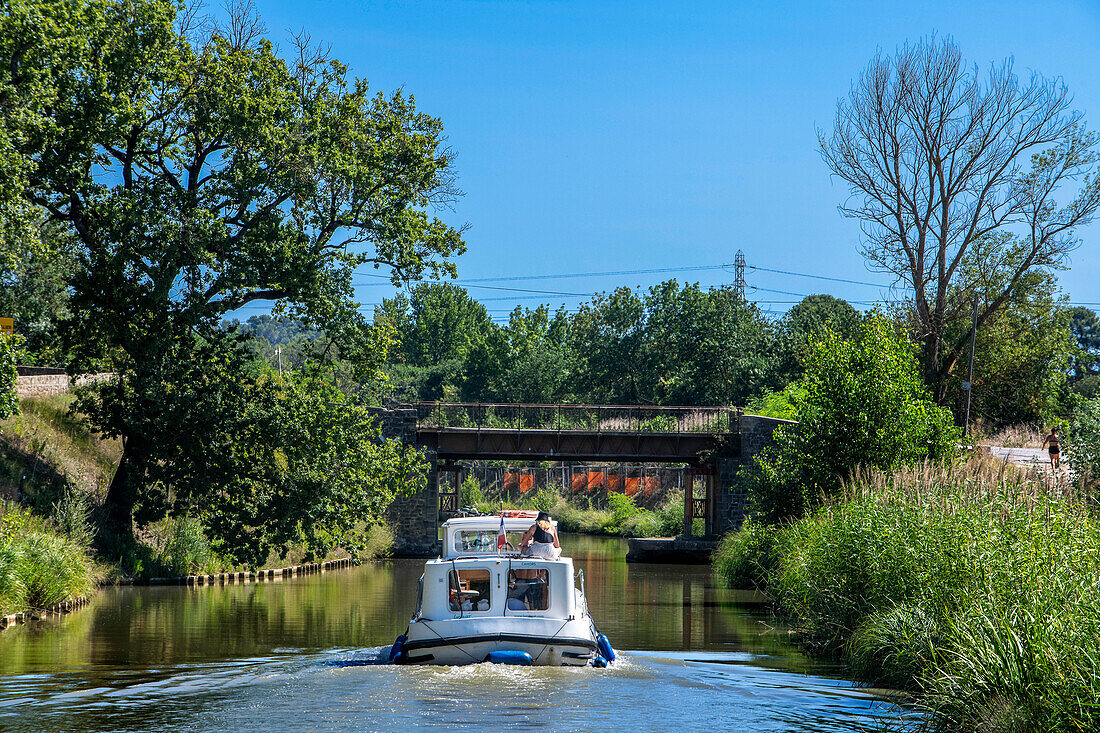 Boat in the Canal du Midi near Carcassonne Aude South of France southern waterway waterways holidaymakers queue for a boat trip on the river, France, Europe