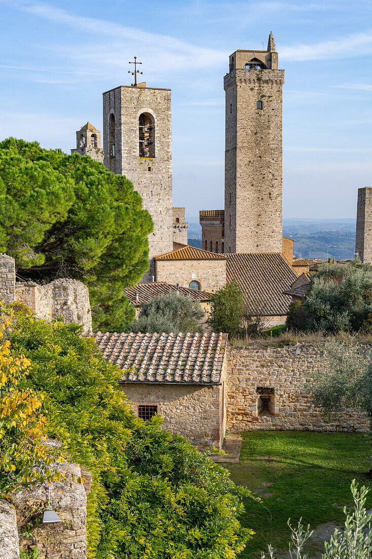 Der Parco della Rocca und mittelalterliche Türme in der ummauerten Stadt San Gimignano, Italien. L-R: Torre Rognosa, Campanile des Doms, Torre Grossa, Torre dei Becci, Torre Campatelli und Torre dei Cugnanesi.